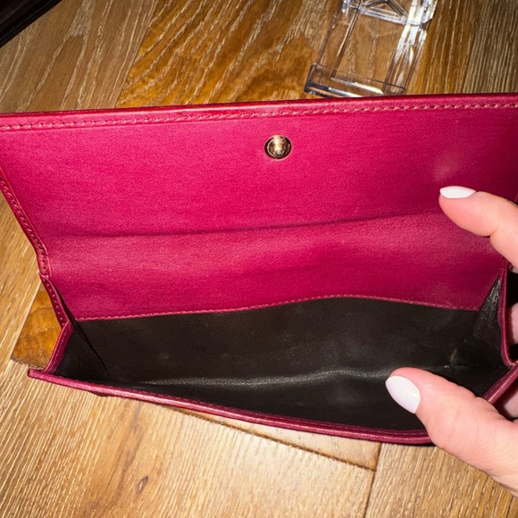 Excellent condition Gucci Burgundy Bow Flap Embossed Leather Wallet - Picture 7 of 7